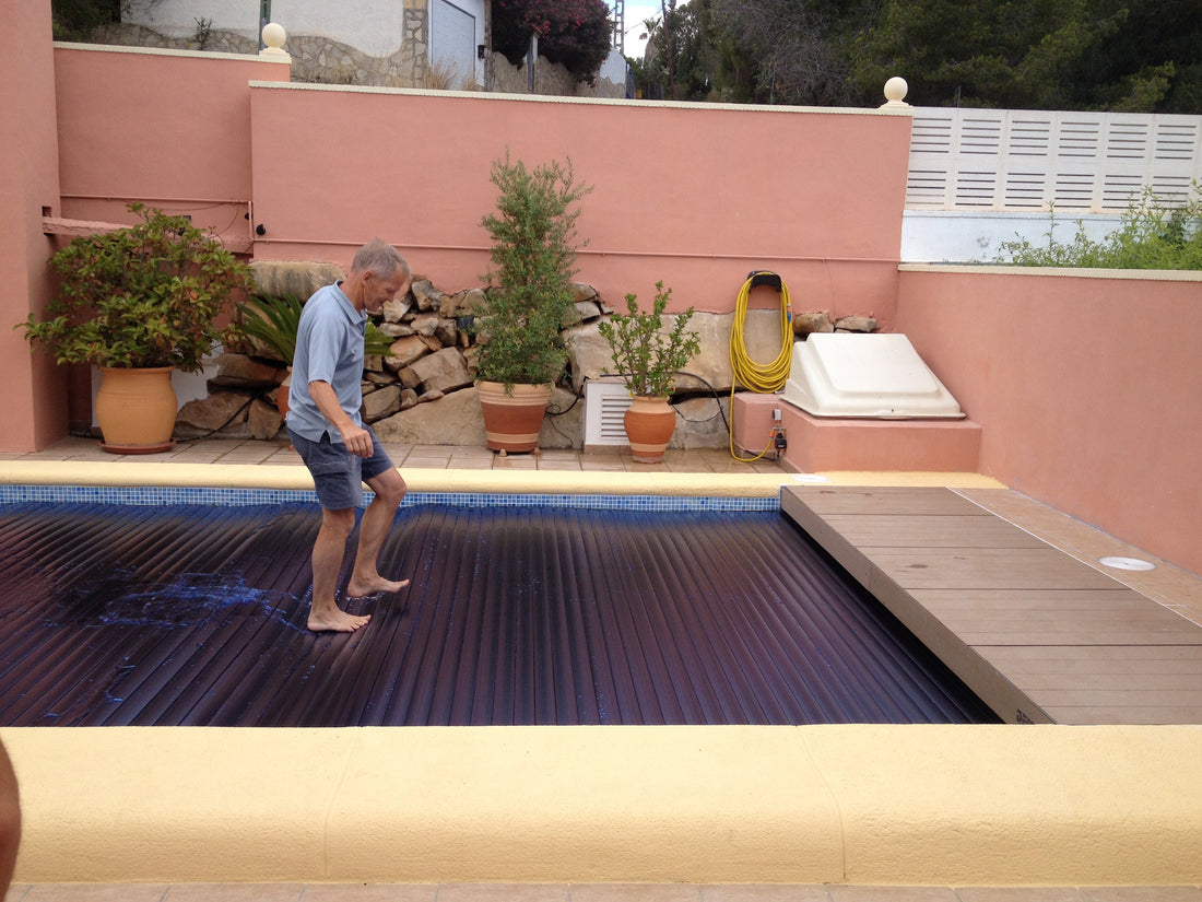 Cómo Elegir la Cubierta de Persiana Perfecta para tu Piscina (Sin que te Estafen en el Intento)